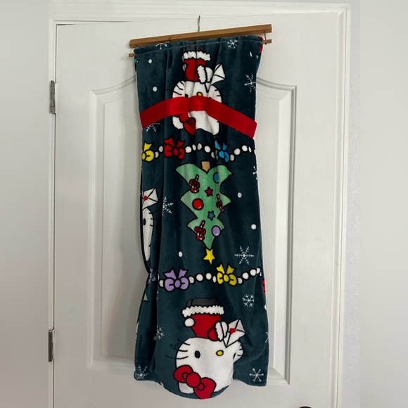 Hello Kitty Christmas throw NWT teal blue envelope blanket - Picture 2 of 5